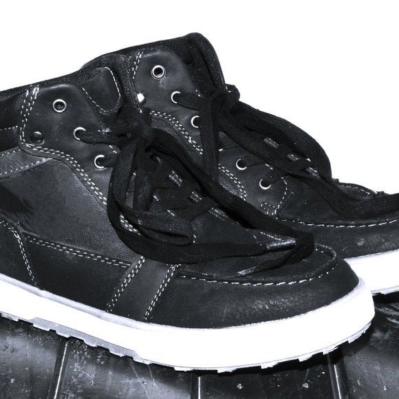 Boys Sonoma Sneakers-Medium.  EXCELLENT condition. - Picture 2 of 4